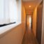 日神パレス板橋本町2階　廊下の明るく大きな窓